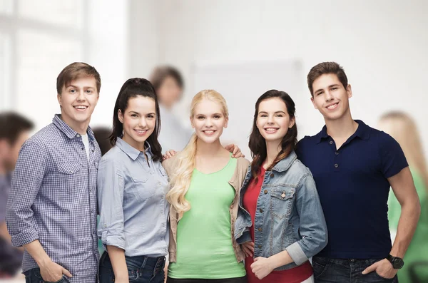 Skupina stojící usmívající se studenty — Stock fotografie