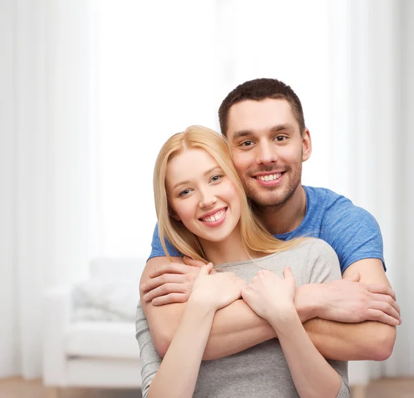 Abraço de casal sorridente — Fotografia de Stock