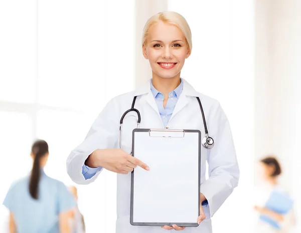 Sorridente medico femminile con appunti — Foto Stock