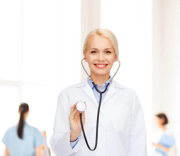 Medico sorridente femminile con stetoscopio — Foto Stock