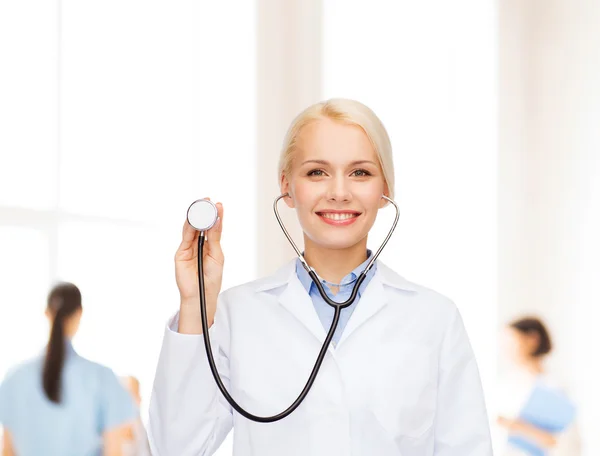 Médico sonriente con estetoscopio — Foto de Stock