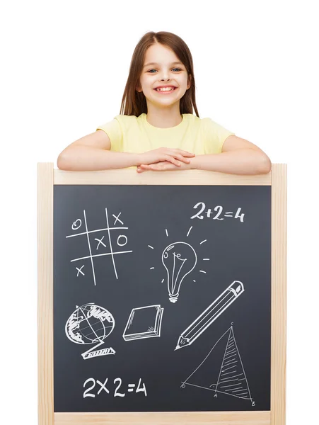 Lachende meisje met blackboard — Stockfoto