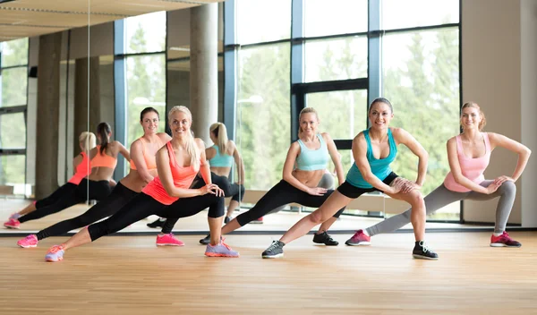 Gruppe von Frauen trainiert im Fitnessstudio — Stockfoto