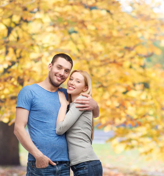 Couple souriant étreignant — Photo