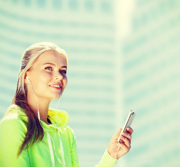 Mujer escuchando música al aire libre —  Fotos de Stock