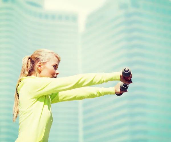 Sportos nő a fény súlyzó szabadban — Stock Fotó