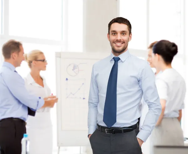 Grupo de hombres de negocios sonrientes con smartboard — Foto de Stock