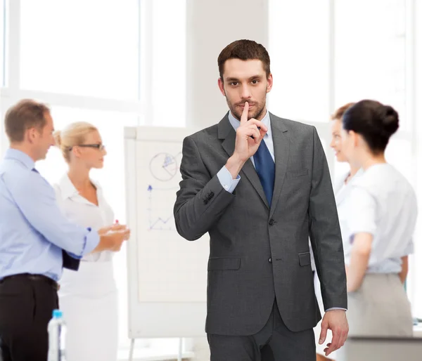 Gruppe von Geschäftsleuten macht Schweigezeichen — Stockfoto