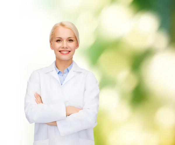 Sonriente médico femenino sobre fondo natural — Foto de Stock