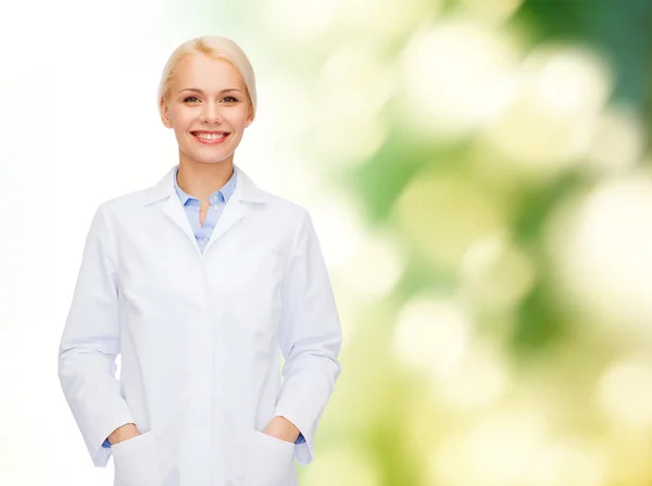 Χαμογελαστή γυναίκα γιατρό πέρα από το φυσικό υπόβαθρο — Φωτογραφία Αρχείου