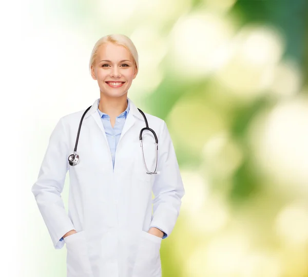 Uśmiechnięta kobieta lekarz z stetoskop — Zdjęcie stockowe