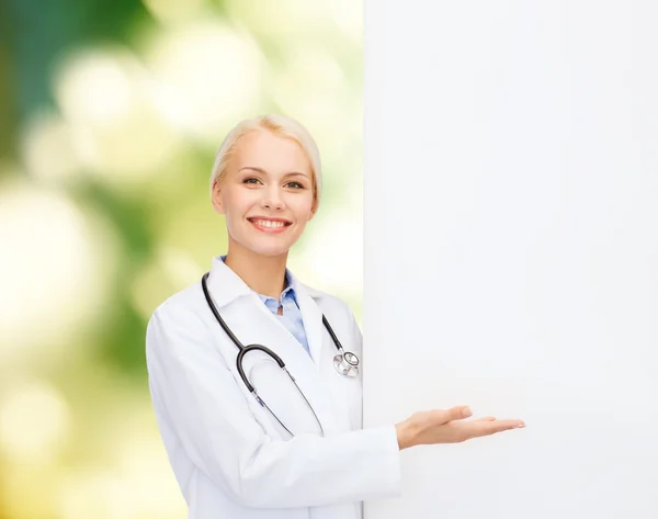 Lachende vrouwelijke arts met een stethoscoop — Stockfoto
