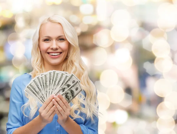 Χαμογελώντας νεαρή γυναίκα μαζί μας Δολάριο χρήματα — Φωτογραφία Αρχείου