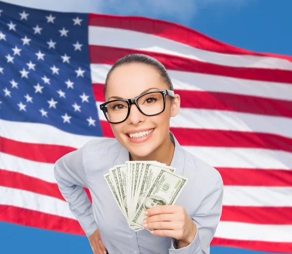 Lächelnde Geschäftsfrau mit Dollargeld — Stockfoto