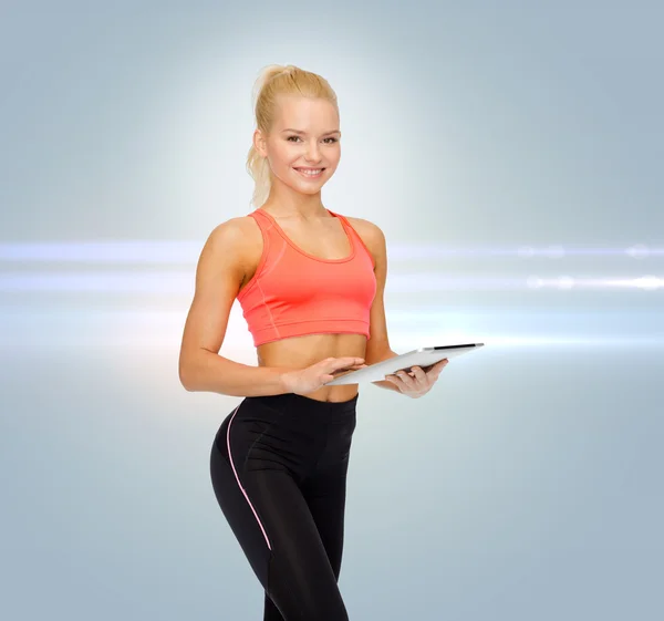 Sorrindo mulher desportiva com computador tablet pc — Fotografia de Stock