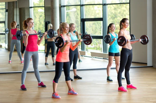 Gruppe von Frauen mit Langhanteln im Fitnessstudio — Stockfoto