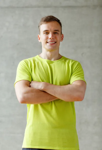 Lächelnder Mann im Fitnessstudio — Stockfoto