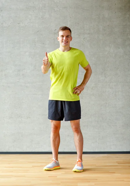 Lächelnder Mann im Fitnessstudio — Stockfoto