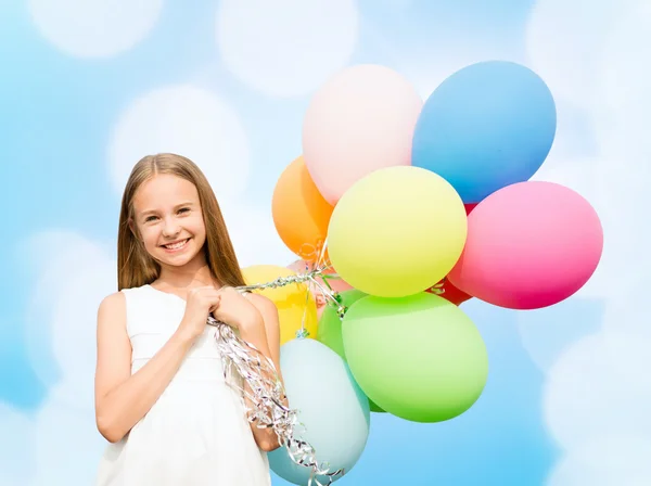 Ευτυχισμένος κορίτσι με πολύχρωμα μπαλόνια — Φωτογραφία Αρχείου