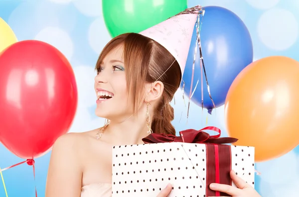 Festa menina com balões e caixa de presente — Fotografia de Stock