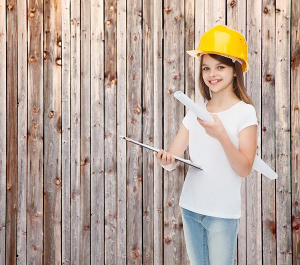 Lächelndes kleines Mädchen mit Schutzhelm — Stockfoto