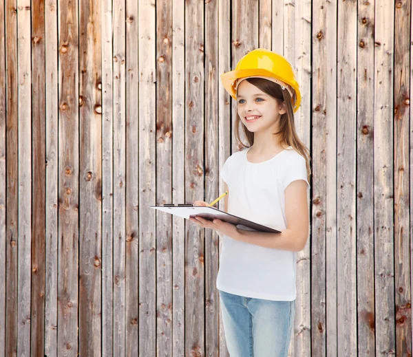 Lachende meisje in veiligheidshelm met Klembord — Stockfoto