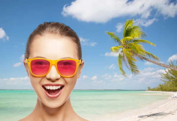 Счастливая девочка-подросток в розовых солнцезащитных очках — стоковое фото