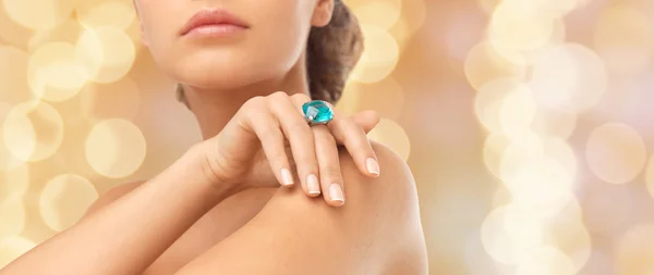 Záběr ruky žena s velkým modrým koktejl prsten — Stock fotografie