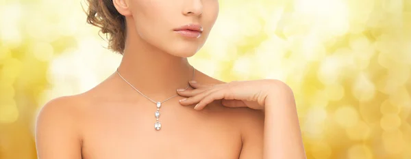 Femme portant pendentif diamant brillant — Photo