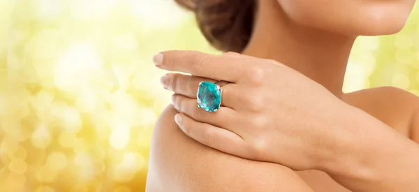 Primer plano de la mano de la mujer con gran anillo de cóctel azul —  Fotos de Stock