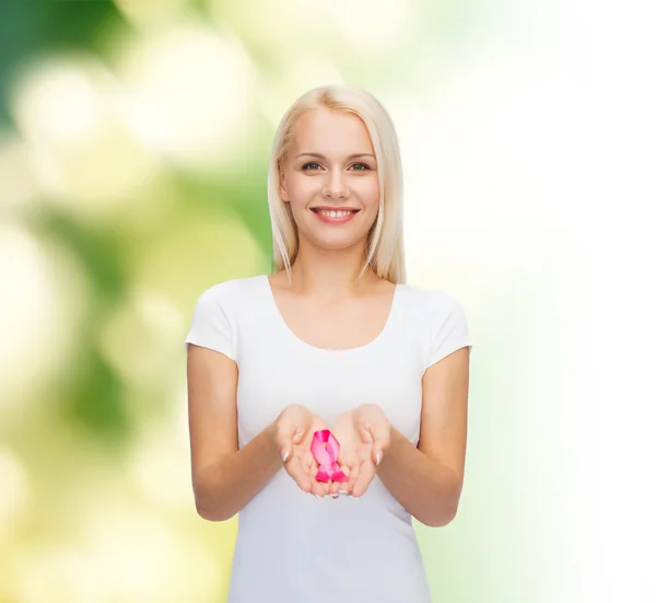 Mulher segurando fita consciência câncer rosa — Fotografia de Stock