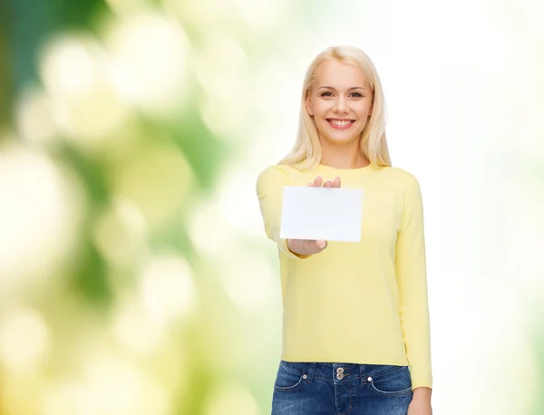 Chica sonriente con tarjeta de visita o nombre en blanco —  Fotos de Stock