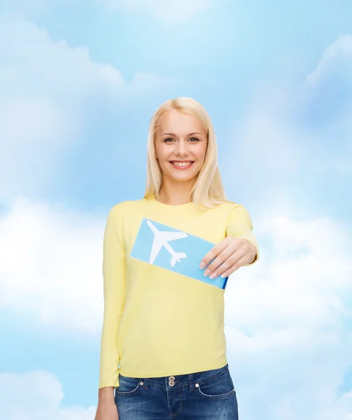 Sonriente joven con billete de avión — Foto de Stock