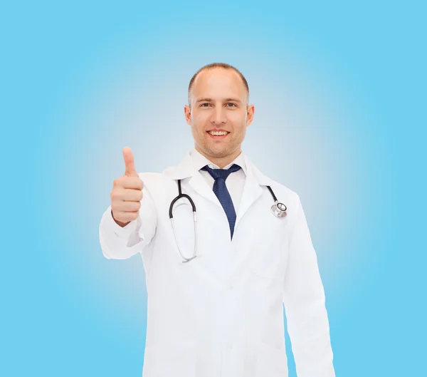 Usmívající se doktor s stetoskop ukazuje palec — Stock fotografie
