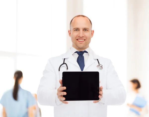 Улыбающийся мужчина врач со стетоскопом и планшетным ПК — стоковое фото