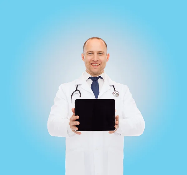 Medico maschio sorridente con stetoscopio e tablet pc — Foto Stock