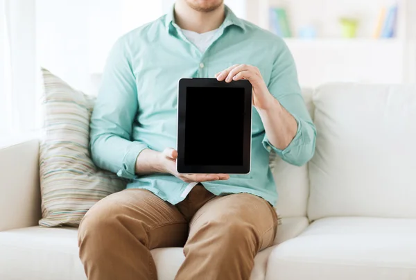 Закрыть человека с планшетным компьютером дома — стоковое фото