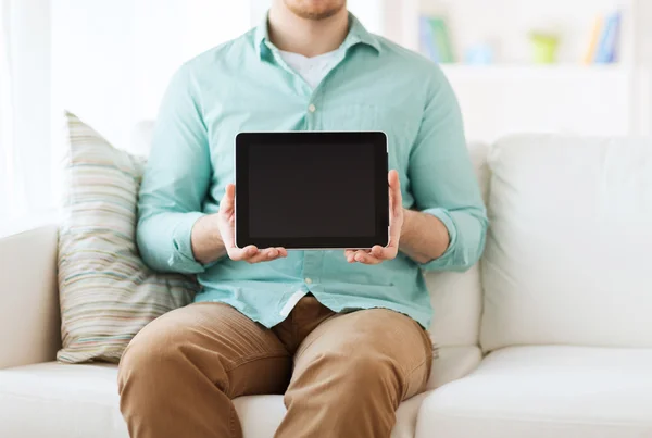 タブレットの pc は自宅でコンピューターを持つ男のクローズ アップ — ストック写真