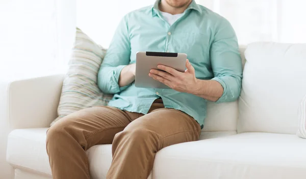 Primer plano del hombre con la computadora de la tableta PC en casa —  Fotos de Stock