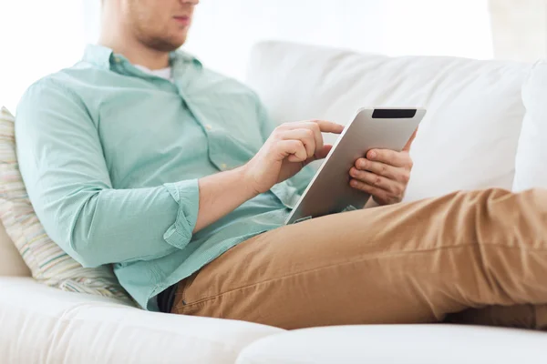 Primer plano del hombre con la computadora de la tableta PC en casa — Foto de Stock