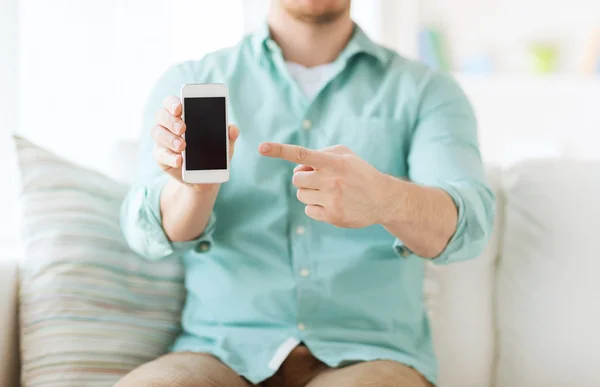 Nahaufnahme eines Mannes, der mit Smartphone zu Hause sitzt — Stockfoto