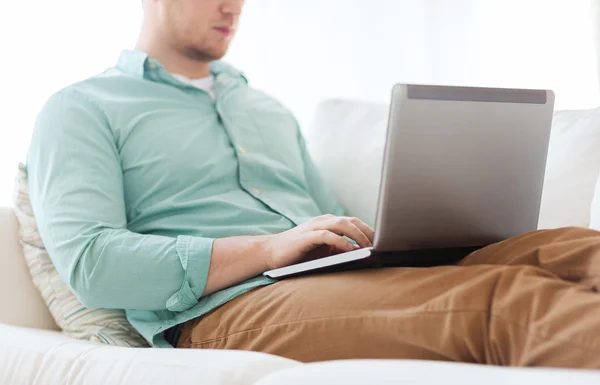 Primo piano dell'uomo che lavora con il computer portatile a casa — Foto Stock