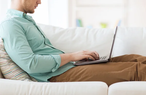 Bir laptop ile evde çalışan adam yakın çekim — Stockfoto