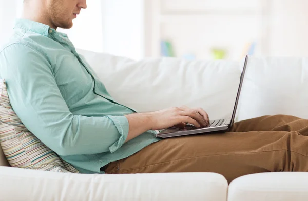 Nahaufnahme eines Mannes, der zu Hause mit Laptop arbeitet — Stockfoto