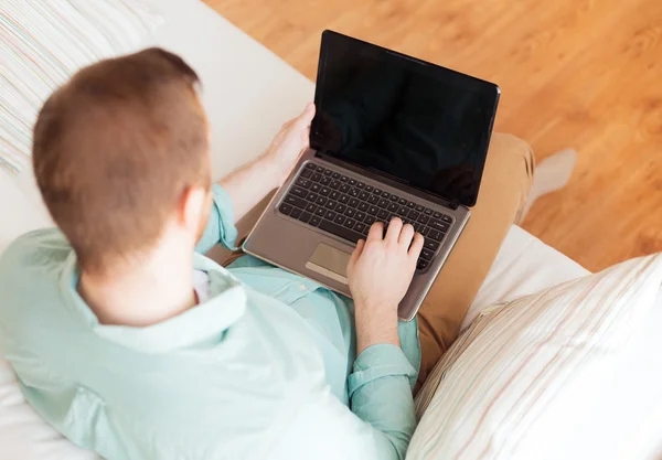 Bir laptop ile evde çalışan adam yakın çekim — Stok fotoğraf