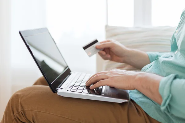 Close up de homem com laptop e cartão de crédito — Fotografia de Stock