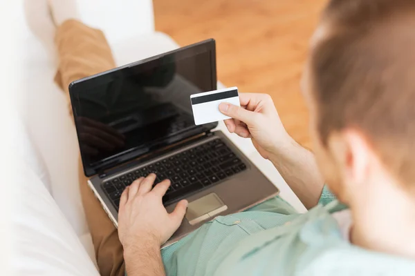 Primo piano dell'uomo con computer portatile e carta di credito — Foto Stock