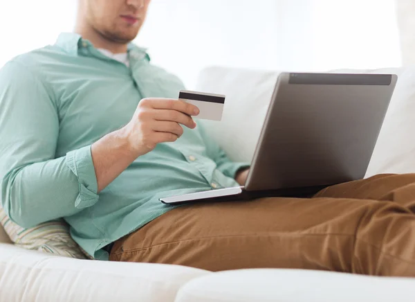 Primer plano del hombre con ordenador portátil y tarjeta de crédito — Foto de Stock