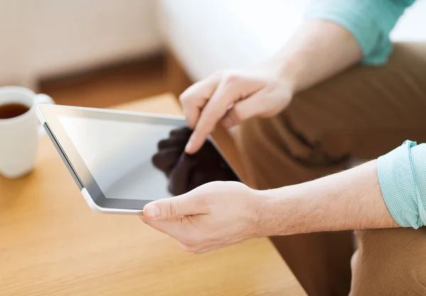Close up de homem com laptop e copo em casa — Fotografia de Stock