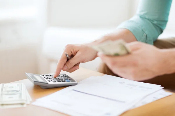 Close up of man counting money and making notes — Stock Photo, Image